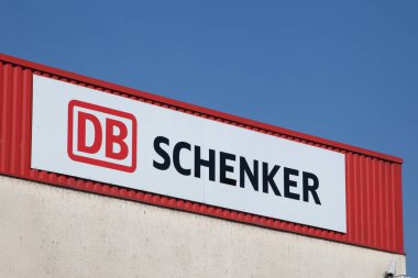 Bordeaux, Fransa - 10 23 2024: db schenker logosu ve Deutsche Bahn özel lojistik bölümünün inşaatı için metin imzası