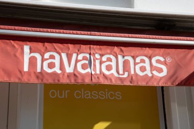 Arcachon, Fransa - 10: 24 2024: Havaiana butik logo metni ve Brezilya marka sandalet mağazasının levhasının önündeki imza.