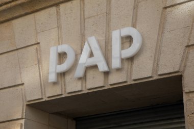 Bordeaux, Fransa - 10 25 2024: pap spesifik bir özel işaret logosu ve marka metin ofisi emlak kırmızı tabelası pencere mağazası broker şirketi ajansı