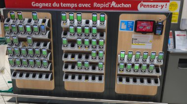 Bordeaux, Fransa - 10 23 2024: auchan tarama tarama tarama pazar alışveriş teknolojisi Fransız süpermarket logosu sembolü