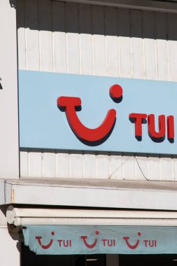 Arcachon, Fransa - 10: 24 2024: tui logosu kırmızı ve mavi güler yüzlü ofis seyahat acenteleri duvar cephesi