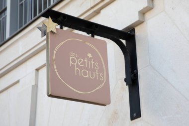 Arcachon, Fransa - 10: 24 2024: des petits hauts sign text and logo brand front of wall fronade women dress top girls store