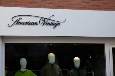 Arcachon, Fransa - 10: 24 2024: Moda kıyafetleri için butik ön cephe girişinde Amerikan klasik metin dükkanı ve logo işareti dükkanı