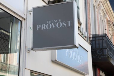 Arcachon, Fransa - 10: 24 2024: Franck Provost logosu ve Fransa kuaför ve berber dükkanının önündeki zincir salon işareti