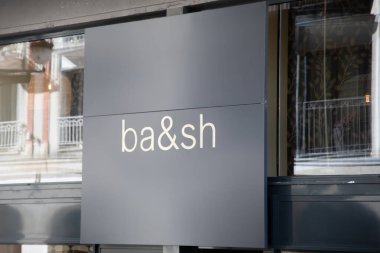 Arcachon, Fransa - 10: 24 2024: ba & sh marka metin dükkanı ve moda kıyafetleri için butik ön cephe girişinde logo işareti dükkanı