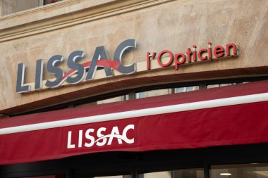Bordeaux, Fransa - 10 25 2024: Lissac opticien logo metin ve mağaza levhası duvar önü mağaza girişi Fransız Optisyen gözlükleri
