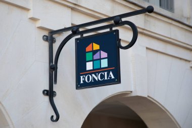 Arcachon, Fransa - 10: 24 2024: foncia logo markası zinciri ve metin imzası ön duvar ofis emlak acentesinin ön cephesi