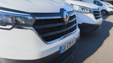 Bordeaux, Fransa - 10 23 2024: Renault Trafic Logo markası ve metin paneli kamyonet ticari araçları