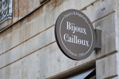 Bordeaux, Fransa - 10: 29: 2024: bijoux cailloux marka metin dükkanı ve sokak manzaralı ön cephe mağaza moda girişinde logo imzası