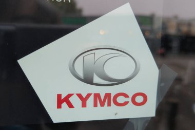 Bordeaux, Fransa - 106 2024: Kymco işaret logosu ve Asya Tayvan 'dan motosikletli motosiklet mağazası girişi