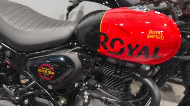 Bordeaux, Fransa - 107 07 2024: Royal Enfield hntr 350 logo markası ve Hint motorsikleti kırmızı motor üzerinde tarihi motosiklet tankı