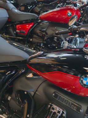 Bordeaux, Fransa - 11 07 2024: Bmw r18 motorsiklet hattı yeni model 1800 cc yakıt tankı logosu ve metin işareti modern motosiklet