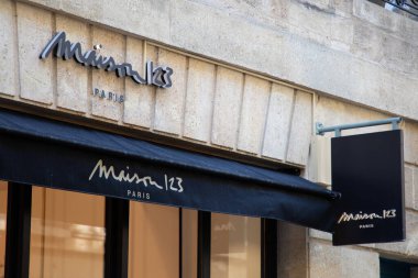 Bordeaux, Fransa - 10: 29: 2024: Maison 123 markalı metin dükkanı ve sokak manzaralı mağaza vitrinindeki kapak mağaza tabelalarının logosu