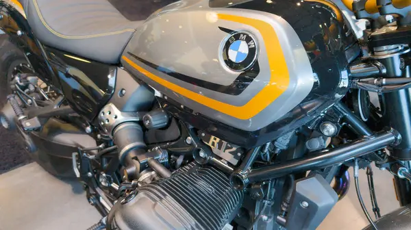 Bordeaux, Fransa - 11 07 2024: BMW ninet r12 marka metin ve işaret logosu r 1200-9-t yeni özel yapım Alman motosikleti