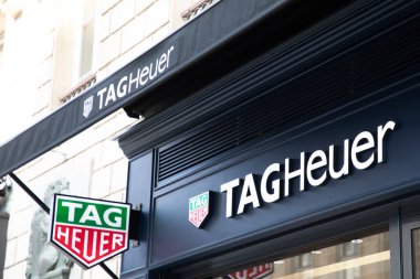 Bordeaux, Fransa - 10 29 29 2024: Tag Heuer marka logo markası İsviçreli lüks saat üreticisi ve sokak görünümünde işaret levhası