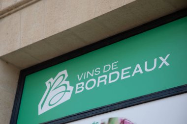 Bordeaux, Fransa - 10: 30 2024: Vins de Bordeaux marka metin ve logo Fransa 'daki şarap dükkanında.