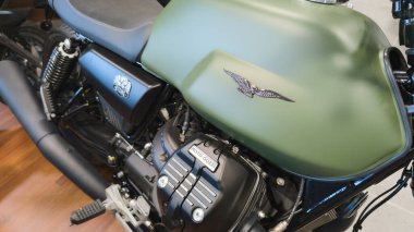 Bordeaux, Fransa - 11 07 2024: Moto Guzzi v7 taş logo markası ve İtalyan üretici firmanın yan panel retro motorsikleti