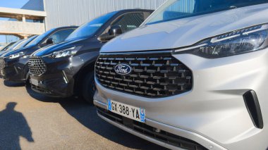 Bordeaux, Fransa - 10 23 2024: Ford Transit minibüs hattı araba galerisinin önüne park edildi