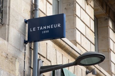 Bordeaux, Fransa - 10 29 29 2024: le tanneur 1898 logo işareti ve marka metin mağaza duvarları ön cephe moda tabakhanesi Master deri işçisi butik giriş zinciri