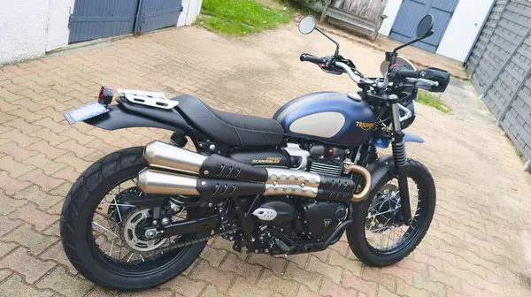 Bordeaux, Fransa - 11 07 2024: Triumph karıştırıcı marka metin ve sınırlı sayıda üretilen bonneville motosiklet klasiği üzerine imza logosu