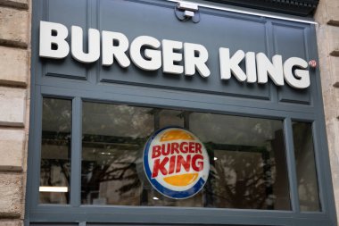 Bordeaux, Fransa - 11 13 2024: Burger King zincir paneli Restoran Dış işaret logosu fast food markası metin