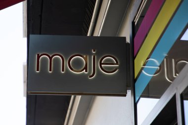 Bordeaux, Fransa - 10: 15 2024: Maje logo marka butik duvar ve metin işareti giyim mağazası Fransız zinciri moda mağazası