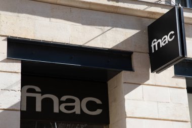 Bordeaux, Fransa - 11 13 2024: Fransa 'daki Fnac marka mağaza logosu ve ön cepheye giriş kapısı elektronik kültür perakendecisi ön cephesi Fransa' da