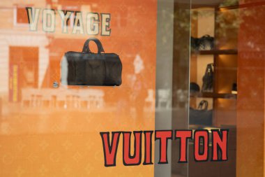 Bordeaux, Fransa - 10: 29: 2024: Louis Vuitton Seyahat Metin Dükkanı Ve ön cephe mağaza moda tabelaları girişinde logo imzalama