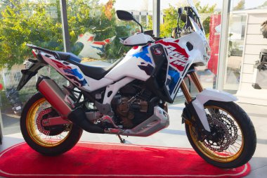 Bordeaux, Fransa - 106 2024: Honda Africa Twin yeni motosiklet logosu motosiklet tankı modern bisiklet yolu üzerinde