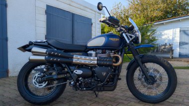 Bordeaux, Fransa - 11 07 2024: Triumph karıştırıcı marka metin ve işaret logosu yan yol mavi neo retro bonneville motosiklet klasiği