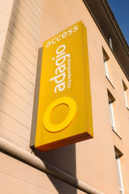 Bordeaux, Fransa - 11 19 2024: Adagio erişim logosu markası ve metin işareti şehir aparthotel giriş kapısı