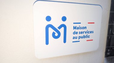 Bordeaux, Fransa - 11 19 2024: Maison des services au public France Service Fransa Cumhuriyeti için metin ve marka logosu imzaladı.