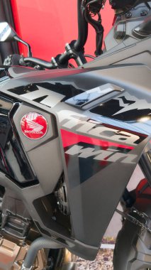 Bordeaux, Fransa - 11 19 2024: Honda Africa Twin marka işaret ve metin logosu Gri yakıt tankı motosikleti üzerinde sokak modeli japan motosiklet yolu