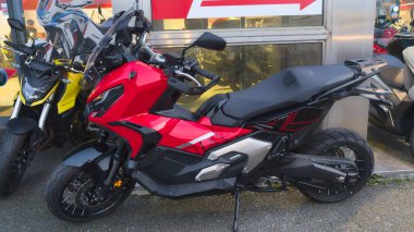 Bordeaux, Fransa - 11 19 2024: Honda X-ADV logosu ve marka metni kırmızı SUV stili ve konforu uzun yol süspansiyonuyla karıştırıyor artı güçlü performans