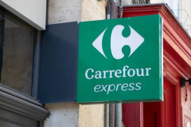 Bordeaux, Fransa - 10: 30: 2024: carrefour Express marka logo pazarı ve metin yeşil işareti kasaba mağazası süpermarketinin girişi