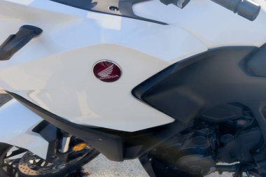 Bordeaux, Fransa - 11 19 2024 Honda nt 1100 logo tabelası ve modern tank motorsikletinin markası