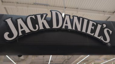 Bordeaux, Fransa - 11 21 2024: Jack Daniels viski logosu ve reklam üzerine yazılı metin süpermarkette baharatlı viski