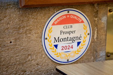 Bordeaux, Fransa - 11 21 2024: Prosper Montagne kulüp logosu ve Fransız restoran eleştirmenlerinin metin imzası