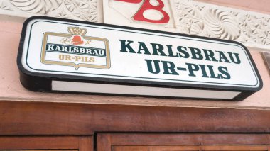 Bordeaux, Fransa - 11 21 2024: Karlsbrau ur-pils soluk lager bira tabelası markası ve bar ön cephesinde metin logosu