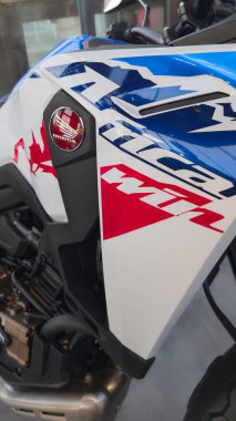 Bordeaux, Fransa - 11 19 2024: Honda Africa Twin modern japan motosiklet logosu motosiklet tankı bisiklet yolu üzerinde