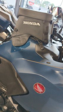 Bordeaux, Fransa - 11 19 2024: honda 1100 dct yeni modern logo markası ve yakıt deposu motorsikletinin üzerindeki çanta üzerindeki metin işareti