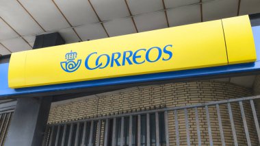 San Sebastian, İspanya - 11 21 21 2024: Correos logo markası ve İspanya 'da posta hizmeti sunan devlet şirketi postası
