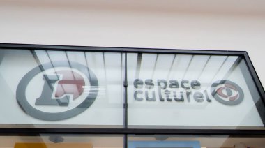 Bordeaux, Fransa - 11 21 21 2024: espace culturel leclerc logo markası ve mağaza kütüphanesi disk sanat atölyesinin ön cephesi.