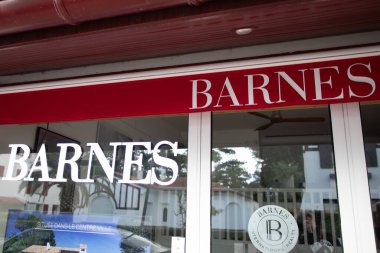 Bordeaux, Fransa - 11 21 21 2024: Barnes markası logosu ve metin imzası uluslararası emlak mağazasının ön kapısı