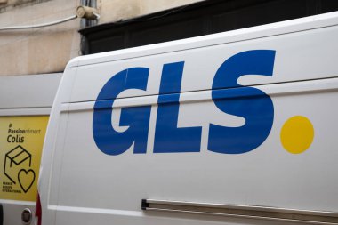 Bordeaux, Fransa - 11 19 2024: GLS Genel Lojistik Sistemleri dağıtım paneli van Courier lojistik kamyon yan logosu ve metin işareti