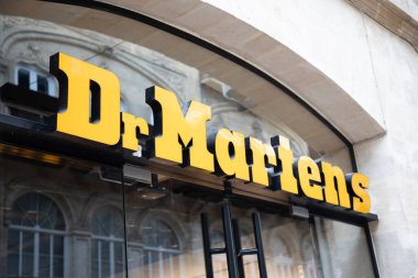 Bordeaux, Fransa - 11: 15: 2024: Gb İngiliz ayakkabı ve giysi zinciri duvarındaki Dr. Martens logo tabela mağazası