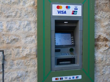 Bordeaux, Fransa - 11 21 21 2024: ATM CB ana kart Maestro vize sendikası ödeme işareti logosu ve kabul edilmiş kredi kartlarının metin markası