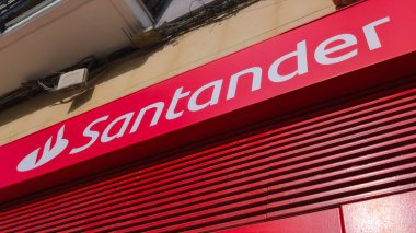 San Sebastian, İspanya - 125 2024: Santander logosu ve metin markası İspanya Bankası Finans Grubu