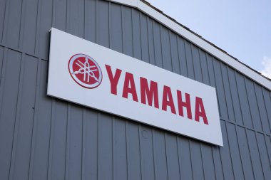 Bordeaux, Fransa - 11 26 2024: yamaha metin markası ön cephesi ve japan motorlu tekne dükkanının logosu