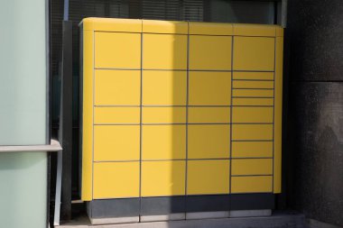 paket posta servisi istasyon terminali dolap teslimat mağazası sarı self servis teslimat yeri paketi almak için